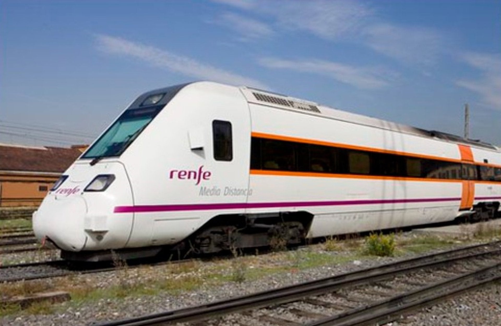 Renfe restablece desde este domingo el servicio entre Zafra y Sevilla para dos de los cuatro trenes diarios de la línea Renfe restablece desde este domingo el servicio entre Zafra y Sevilla para dos de los cuatro trenes diarios de la línea