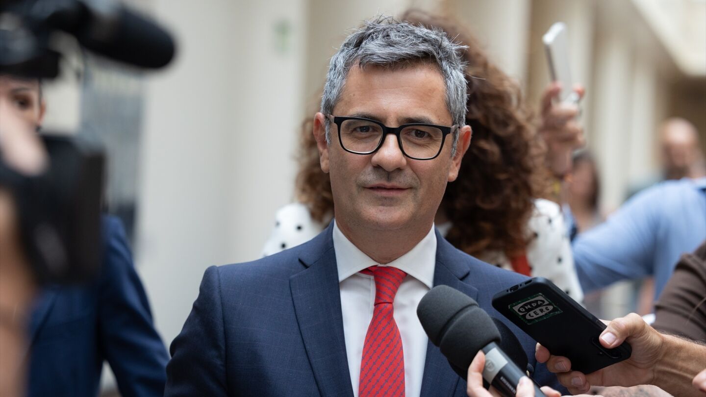 El ministro de la Presidencia, Justicia y Relaciones con las Cortes, F&eacute;lix Bola&ntilde;os, a su llegada a una sesi&oacute;n plenaria en el Senado, a 8 de septiembre de 2026, en Madrid (Espa&ntilde;a).