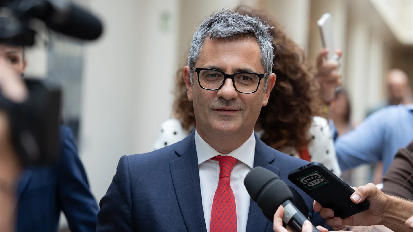 El ministro de la Presidencia, Justicia y Relaciones con las Cortes, Félix Bolaños, a su llegada a una sesión plenaria en el Senado, a 8 de septiembre de 2026, en Madrid (España). El ministro de la Presidencia, Justicia y Relaciones con las Cortes, Félix Bolaños, a su llegada a una sesión plenaria en el Senado, a 8 de septiembre de 2026, en Madrid (España).