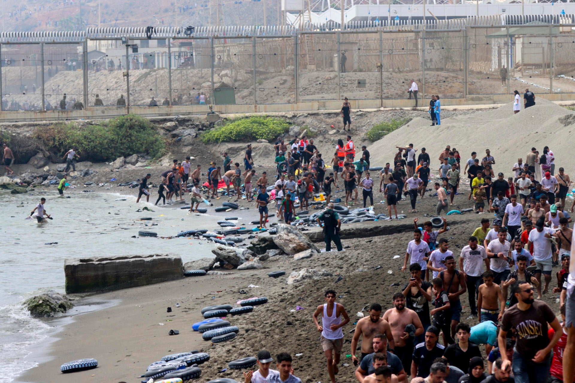 Miles de jóvenes marroquíes llegaron a la frontera entre Castillejos (Marruecos) y Ceuta para tratar de cruzar la valla Miles de jóvenes marroquíes llegaron a la frontera entre Castillejos (Marruecos) y Ceuta para tratar de cruzar la valla