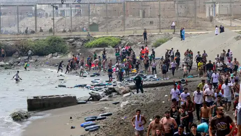 Miles de jóvenes marroquíes llegaron a la frontera entre Castillejos (Marruecos) y Ceuta para tratar de cruzar la valla Miles de jóvenes marroquíes llegaron a la frontera entre Castillejos (Marruecos) y Ceuta para tratar de cruzar la valla