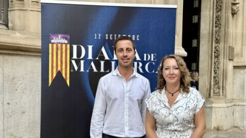Lloren&ccedil; Galm&eacute;s, presidente del consell de Mallorca, en la entrada del consell, junto a la periodista Elka Dimitrova