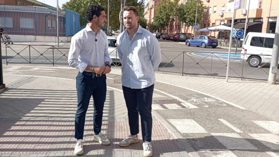 El alcalde torrejonero Alejandro Navarro junto al edil V&iacute;ctor Miranda