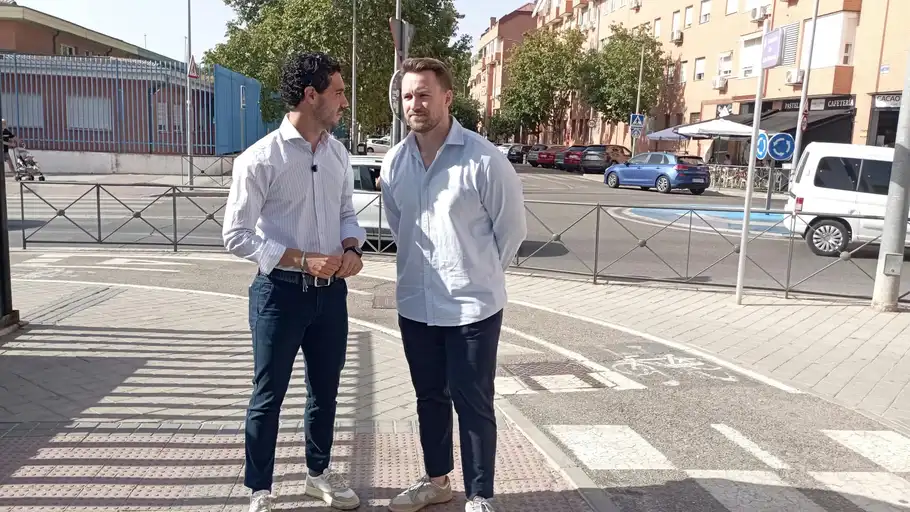 Torrejón de Ardoz reclama el regreso a la configuración norte para las operaciones aéreas en el aeropuerto de Barajas El alcalde torrejonero Alejandro Navarro junto al edil Víctor Miranda