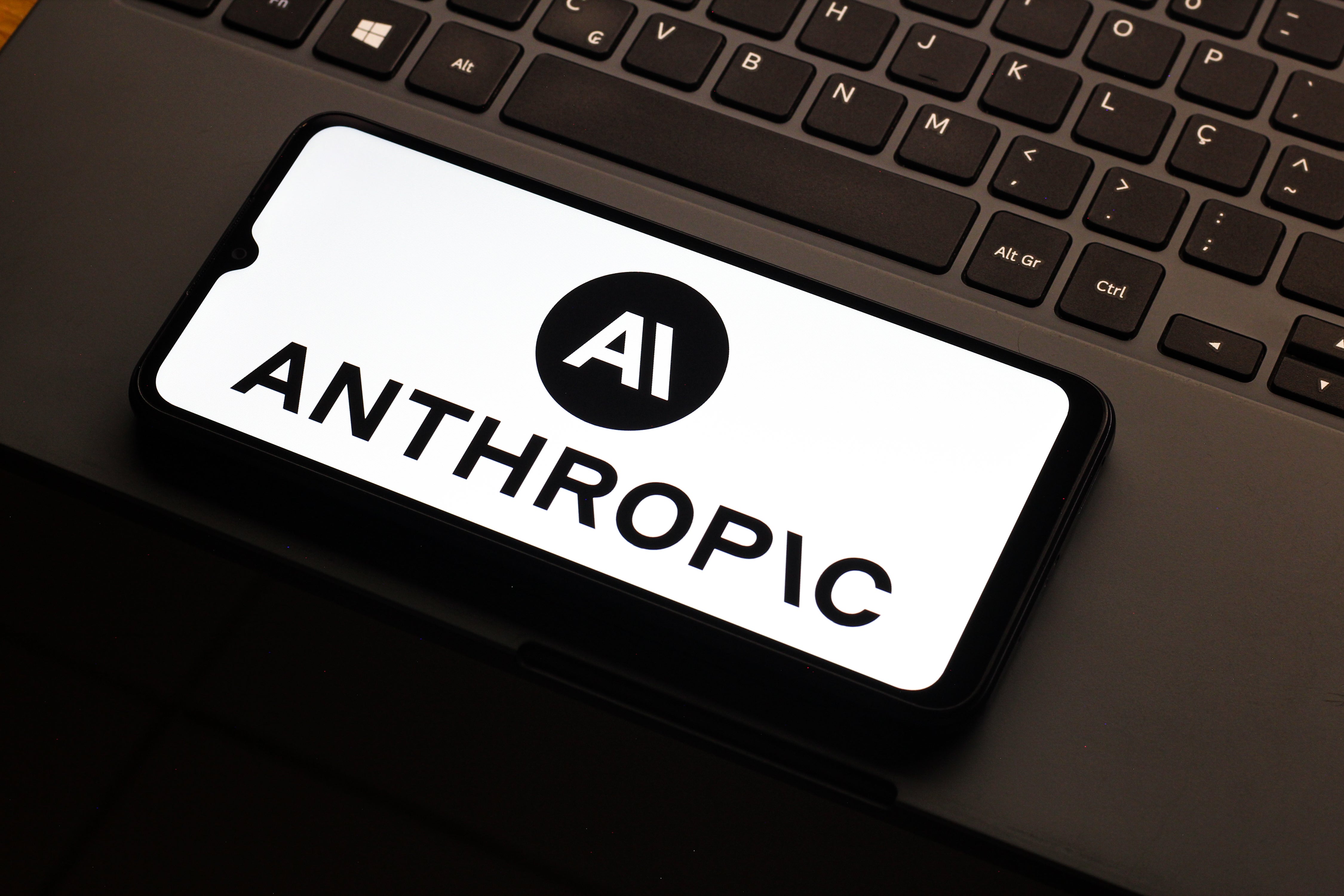 El inquietante mensaje de un ingeniero de Anthropic tras su dimisión: "La IA podría matarnos a todos al final de la década" El inquietante mensaje de un ingeniero de Anthropic tras su dimisión: "La IA podría matarnos a todos al final de la década"