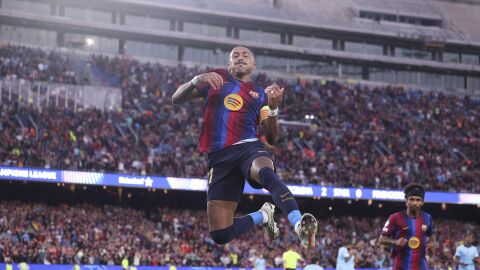Raphinha celebra uno de sus goles al Feyenoord