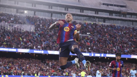 Raphinha celebra uno de sus goles al Feyenoord
