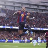 Raphinha celebra uno de sus goles al Feyenoord
