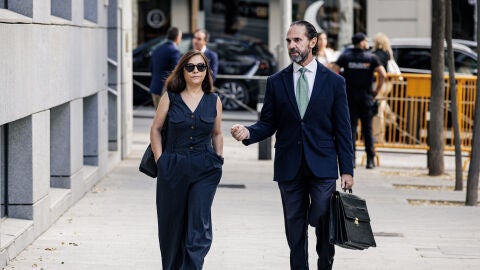 Ana Mar&iacute;a Fuentes, gerente del PSOE, e Ismael Oliver, exdefensor de Koldo Garc&iacute;a, llegando a la Audiencia Nacional