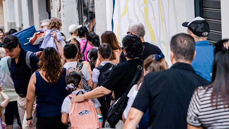 Varios ni&ntilde;os de camino a la escuela en la entrada del colegio, a 7 de septiembre de 2026, en Madrid (Espa&ntilde;a). La vuelta a las aulas se produce con altas temperaturas en amplias zonas del pa&iacute;s, de acuerdo con la Agencia Estatal de Meteorolog&iacute;a (AEMET). En Ceuta, profesores y familias han manifestado su incertidumbre, temor y desconfianza ante las medidas propuestas por el Ministerio de Educaci&oacute;n debido a la situaci&oacute;n migratoria en la ciudad aut&oacute;noma. Adem&aacute;s, diversos sindicatos han avanzado hu...