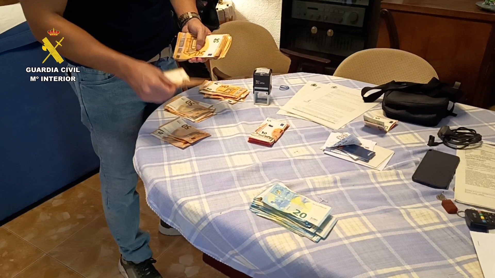 La Guardia Civil desarticula una organización dedicada a la venta de tabaco de contrabando y detiene en Elche a uno de sus integrantes La Guardia Civil desarticula una organización dedicada a la venta de tabaco de contrabando y detiene en Elche a uno de sus integrantes