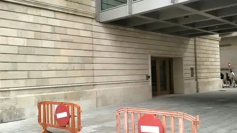 El arco de Faro Santander con la señalización de prohibido el paso a vehículos El arco de Faro Santander con la señalización de prohibido el paso a vehículos