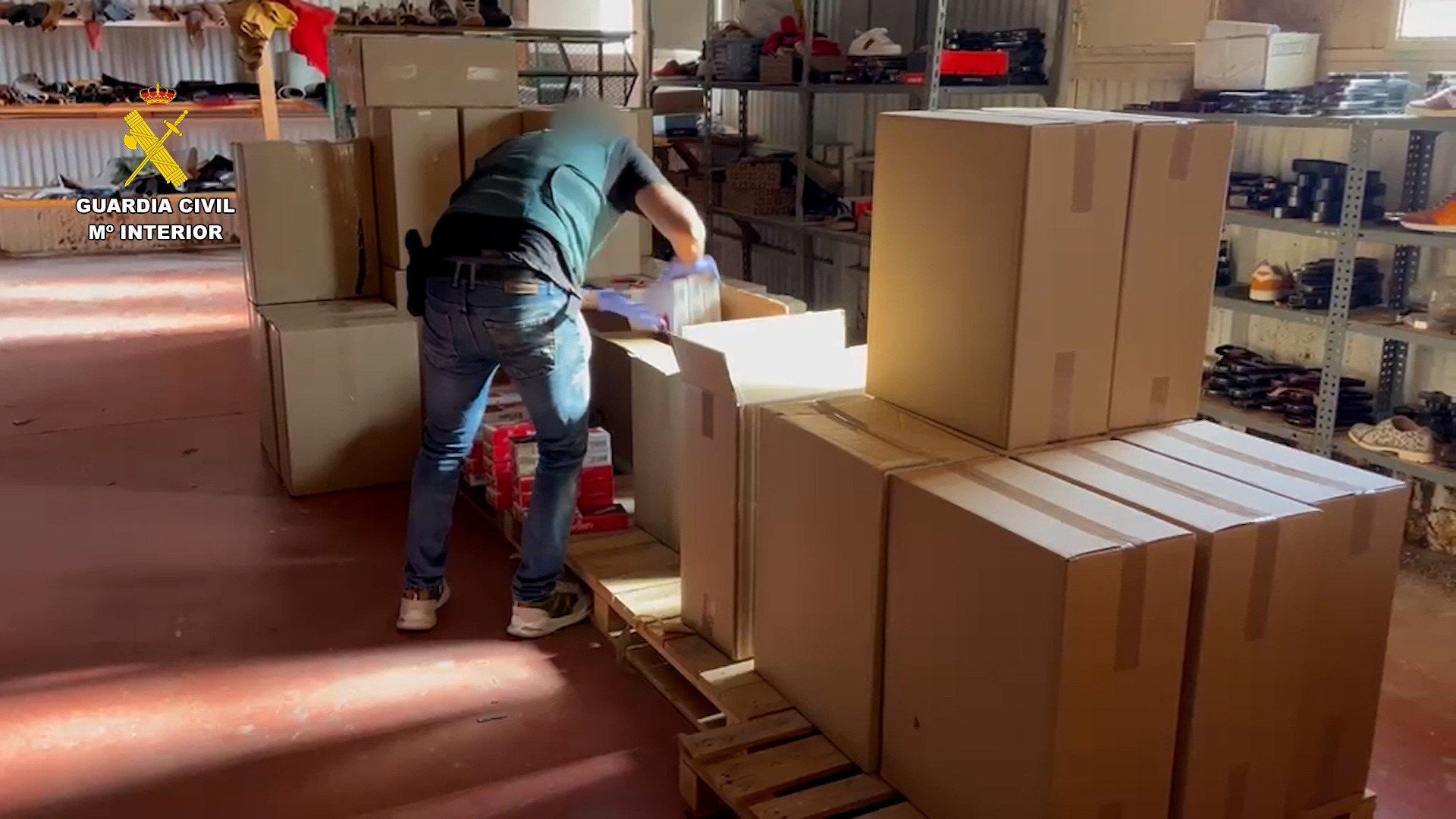 Detenidos en Alcoy, Muro y Elche por la venta de tabaco de contrabando por internet Detenidos en Alcoy, Muro y Elche por la venta de tabaco de contrabando por internet