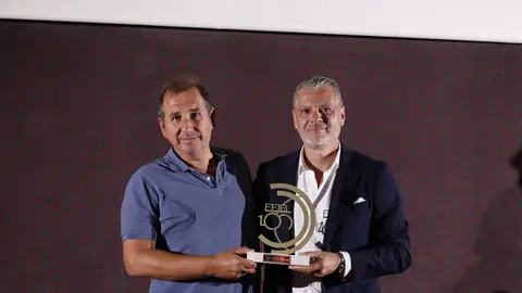 La Federación Balear de fútbol reconoce la trayectoria de Paco Muñoz en el estreno de 'Únics' Fútbol