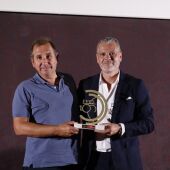La Federación Balear de fútbol reconoce la trayectoria de Paco Muñoz en el estreno de 'Únics'