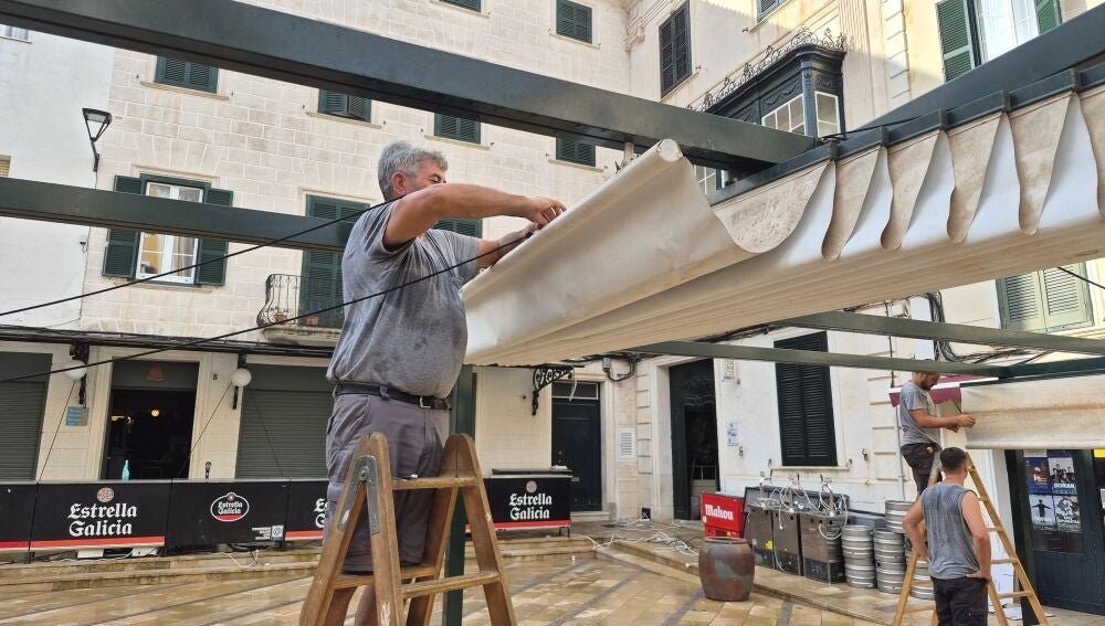 Empresa de toldos montando 