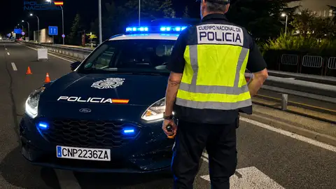 La Policía Nacional detiene a un conductor que circuló a más de 200 km/h en sentido contrario .