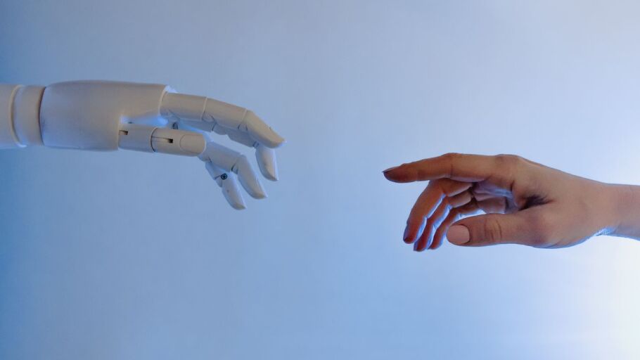 Mano de robot y de ser humano