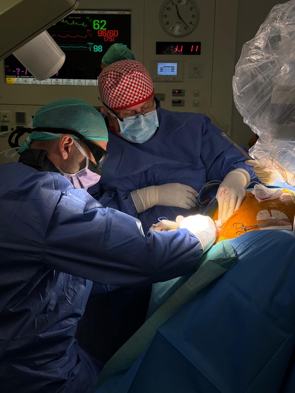 El Hospital Universitario del Vinalopó, pionero al implantar un desfibrilador que no requiere conectar cables directamente al corazón a través de las venas El Hospital Universitario del Vinalopó, pionero al implantar un desfibrilador que no requiere conectar cables directamente al corazón a través de las venas
