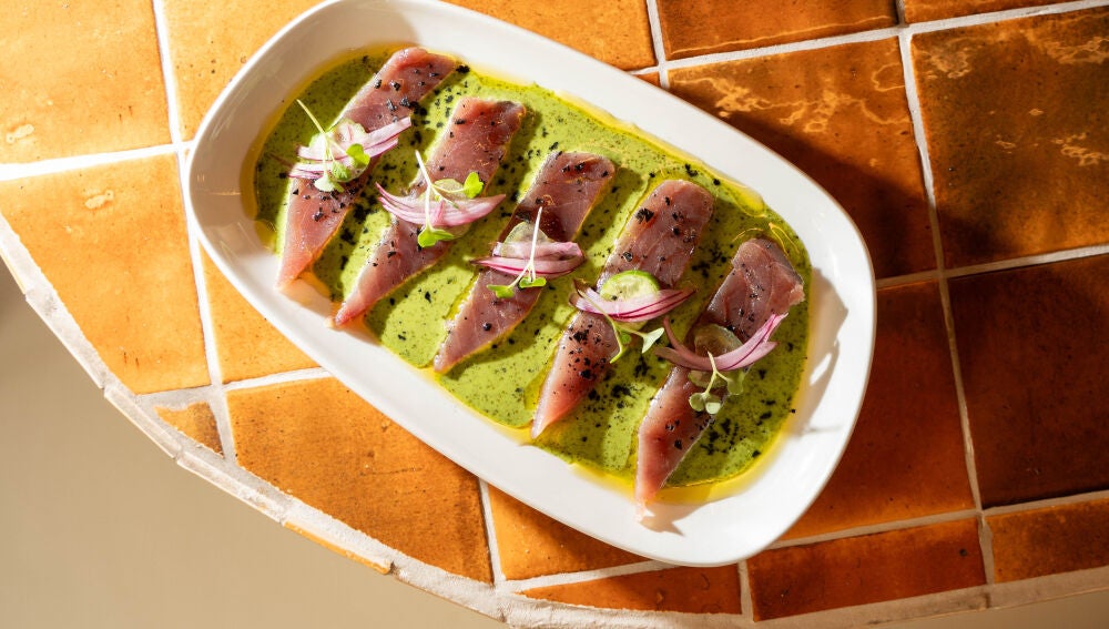 Tiradito de atún con crema de cilantro y chile. 