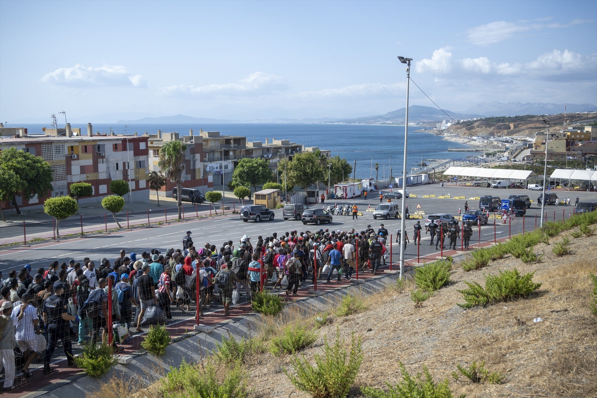 El CNI avisó el día previo al asalto de Ceuta a la Delegación del Gobierno y Guardia Civil: "Estarían preparando un intento el jueves 30" El CNI avisó el día previo al asalto de Ceuta a la Delegación del Gobierno y Guardia Civil: "Estarían preparando un intento el jueves 30"