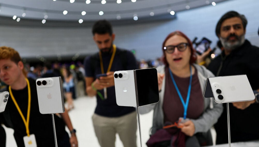 Personas observan los nuevos dispositivos plegables iPhone Duo expuestos durante el evento de Apple