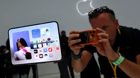 Un hombre graba imágenes del nuevo iPhone Duo plegable durante el evento de Apple en el Teatro Steve Jobs en Cupertino, California, EE. UU Un hombre graba imágenes del nuevo iPhone Duo plegable durante el evento de Apple en el Teatro Steve Jobs en Cupertino, California, EE. UU