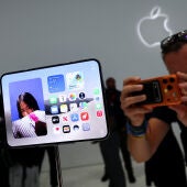 Un hombre graba imágenes del nuevo iPhone Duo plegable durante el evento de Apple en el Teatro Steve Jobs en Cupertino, California, EE. UU