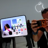Un hombre graba imágenes del nuevo iPhone Duo plegable durante el evento de Apple en el Teatro Steve Jobs en Cupertino, California, EE. UU Un hombre graba imágenes del nuevo iPhone Duo plegable durante el evento de Apple en el Teatro Steve Jobs en Cupertino, California, EE. UU
