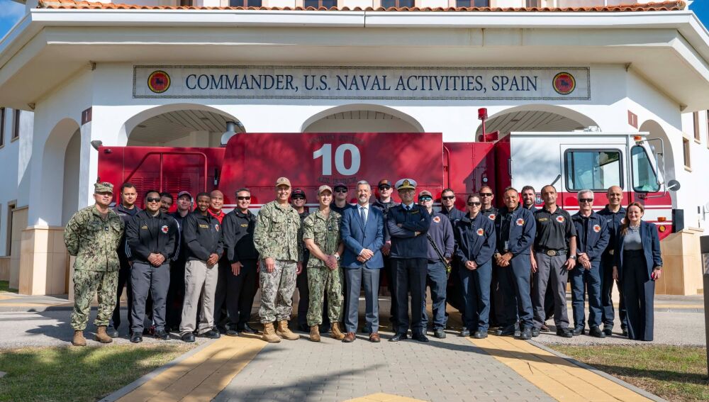 Acto de entrega de un camión de bomberos de la Base Naval