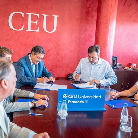 La Universidad CEU Fernando III refuerza su apuesta por el deporte y el talento con el Club Natación Mairena del Aljarafe
