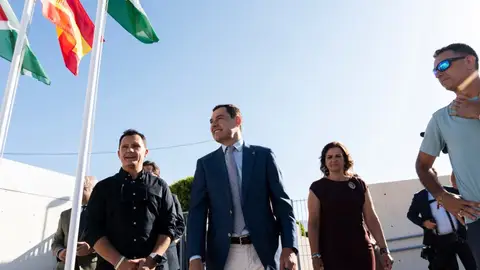 Andalucía inicia el curso con 30.000 alumnos menos y Moreno pide revisar las infraestructuras educativas Andalucía inicia el curso con 30.000 alumnos menos y Moreno pide revisar las infraestructuras educativas