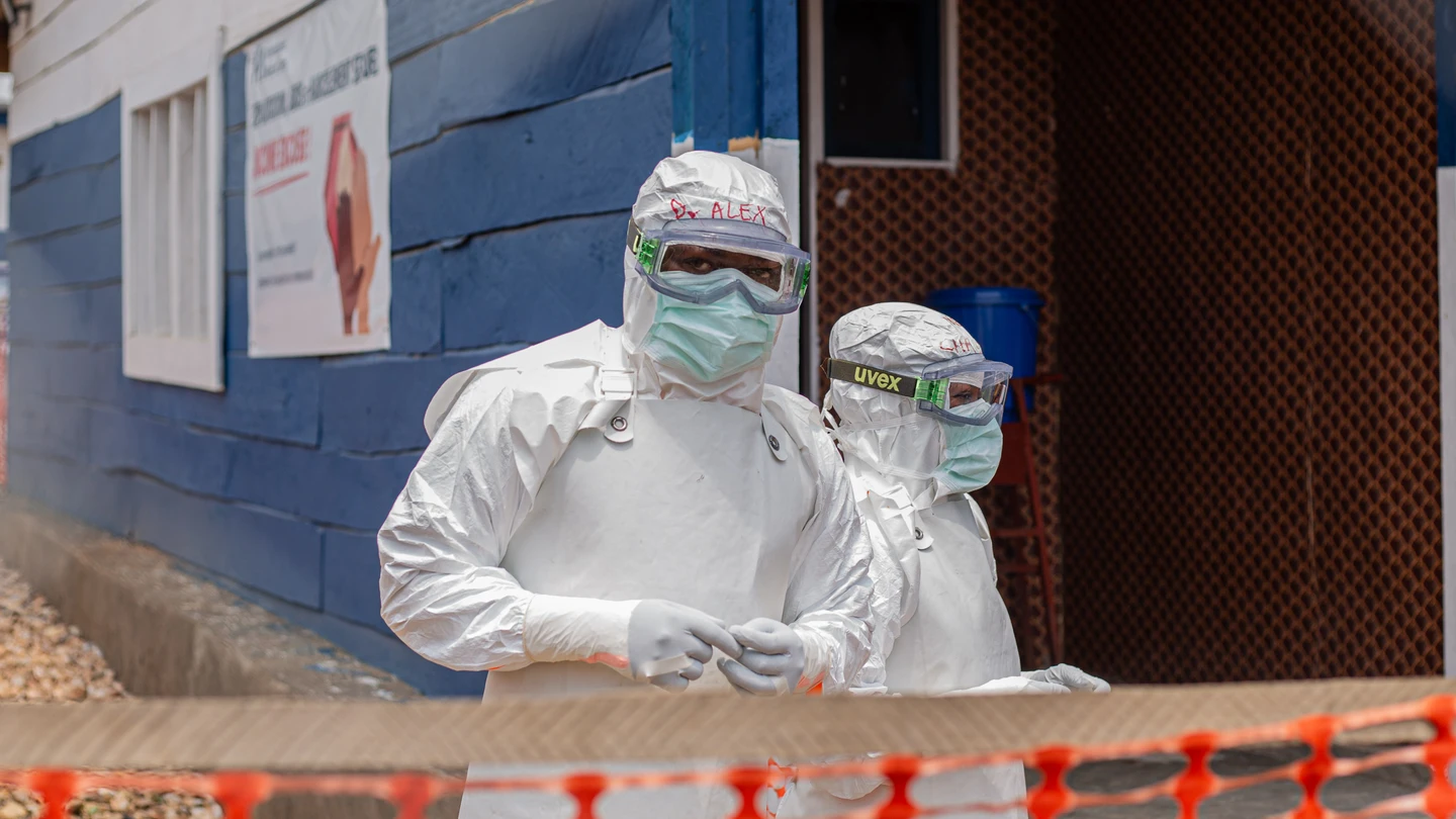 Imagen de personal sanitario trabajando frente al ébola Imagen de personal sanitario trabajando frente al ébola