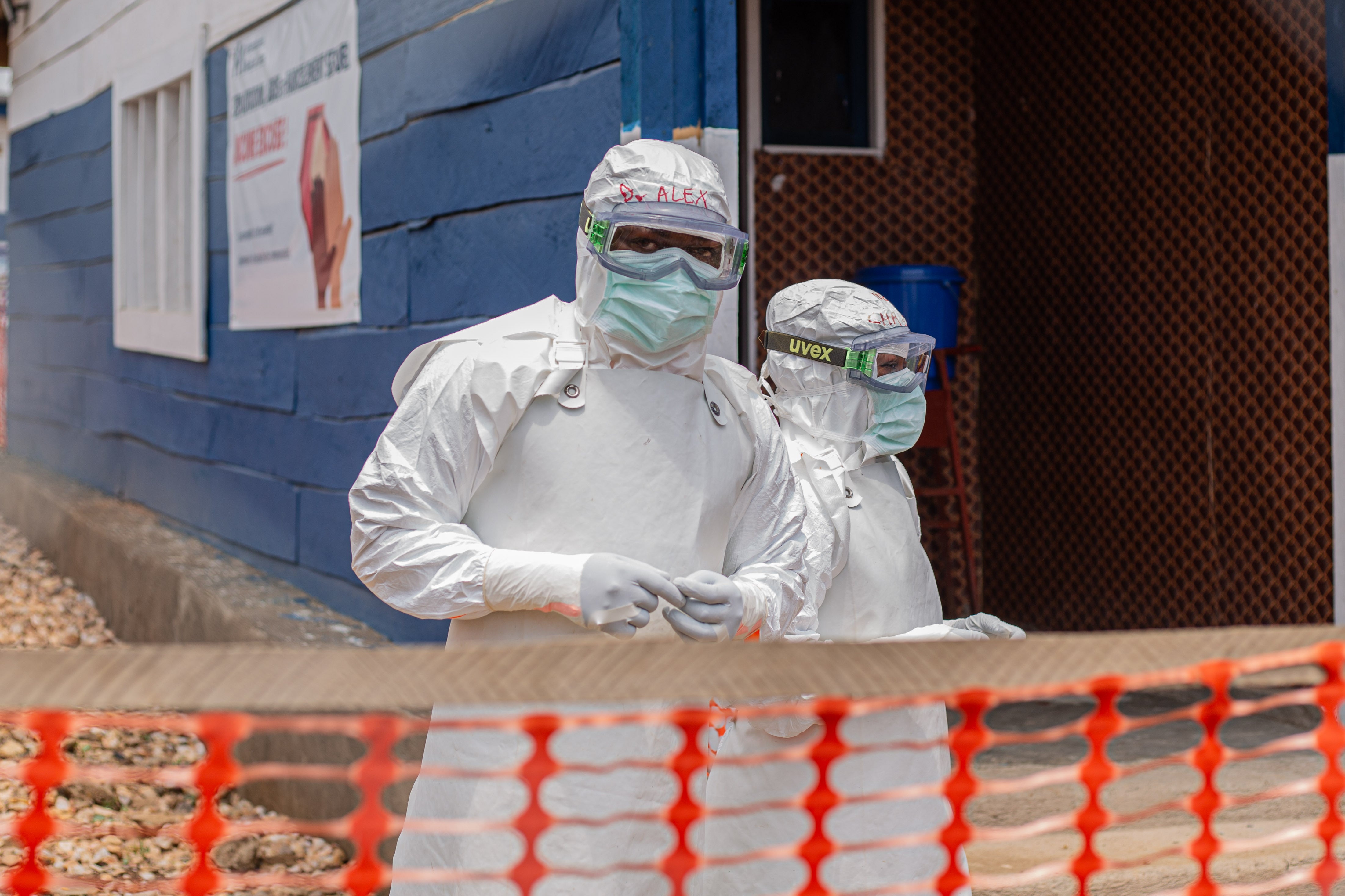 Imagen de personal sanitario trabajando frente al ébola Imagen de personal sanitario trabajando frente al ébola