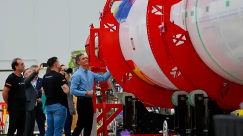 El presidente del Gobierno, Pedro Sánchez, durante su visita este jueves a la empresa aeroespacial PLD Space. El presidente del Gobierno, Pedro Sánchez, durante su visita este jueves a la empresa aeroespacial PLD Space.