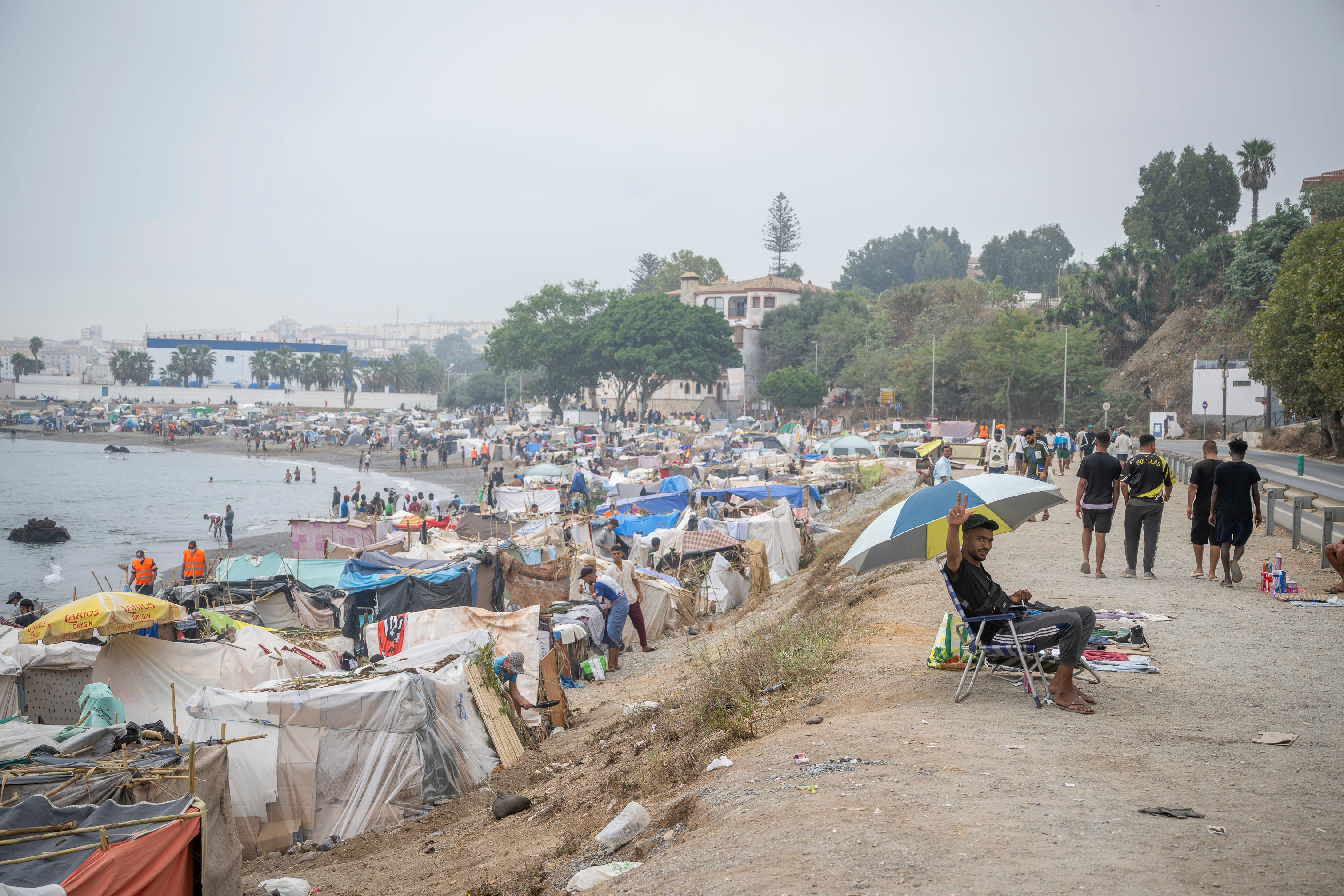 Multitud de migrantes instalados en la playa de Ceuta Multitud de migrantes instalados en la playa de Ceuta