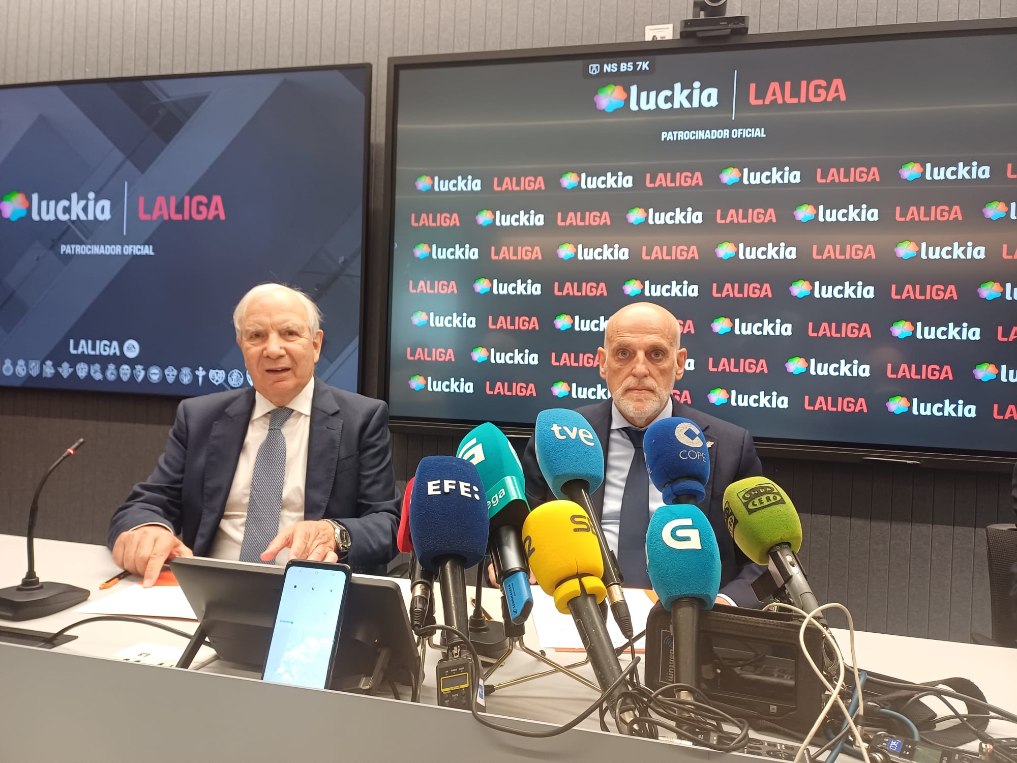 Tebas califica como "óptima" la gestión de Escotet en el Deportivo y pone la invasión de campo ante Las Palmas como agravante de las restricciones en Maratón Inferior Tebas califica como "óptima" la gestión de Escotet en el Deportivo y pone la invasión de campo ante Las Palmas como agravante de las restricciones en Maratón Inferior