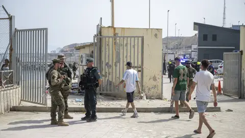 Varios migrantes, a 1 de agosto de 2026, en Ceuta (España). Varios migrantes, a 1 de agosto de 2026, en Ceuta (España).