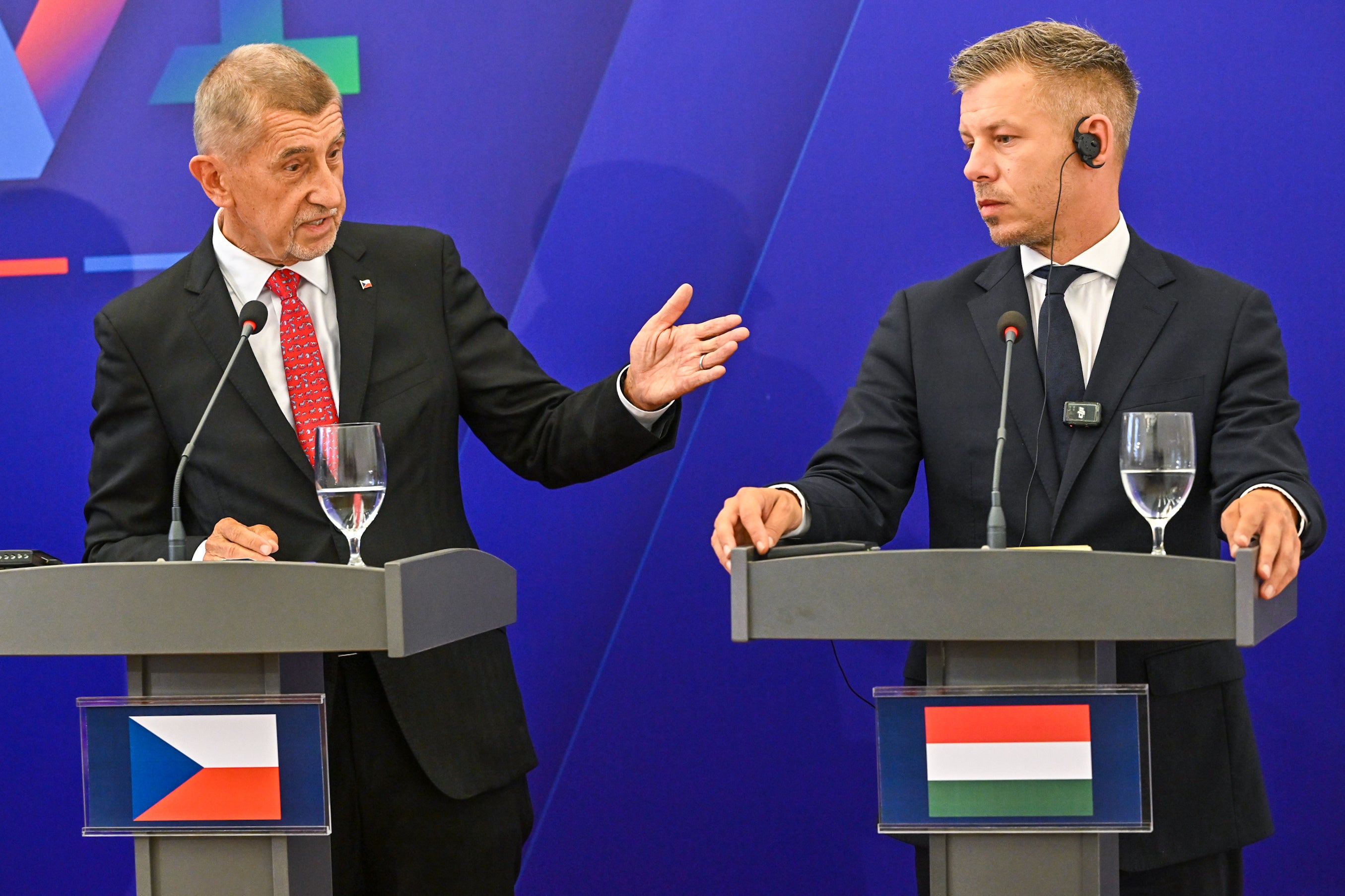 l primer ministro de la República Checa, Andrej Babis (i), felicita al primer ministro húngaro, Peter Magyar (d), en Bratislava, Eslovaquia, durante la rueda de prensa de la reunión de liderazgo del Grupo de Visegrado (V4) l primer ministro de la República Checa, Andrej Babis (i), felicita al primer ministro húngaro, Peter Magyar (d), en Bratislava, Eslovaquia, durante la rueda de prensa de la reunión de liderazgo del Grupo de Visegrado (V4)