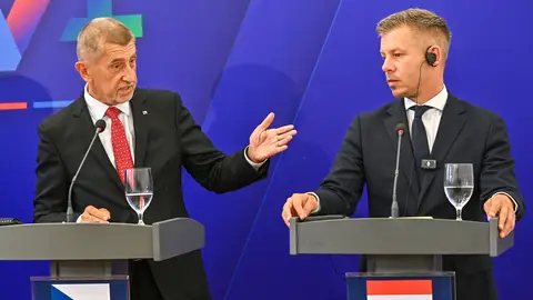 l primer ministro de la República Checa, Andrej Babis (i), felicita al primer ministro húngaro, Peter Magyar (d), en Bratislava, Eslovaquia, durante la rueda de prensa de la reunión de liderazgo del Grupo de Visegrado (V4) l primer ministro de la República Checa, Andrej Babis (i), felicita al primer ministro húngaro, Peter Magyar (d), en Bratislava, Eslovaquia, durante la rueda de prensa de la reunión de liderazgo del Grupo de Visegrado (V4)