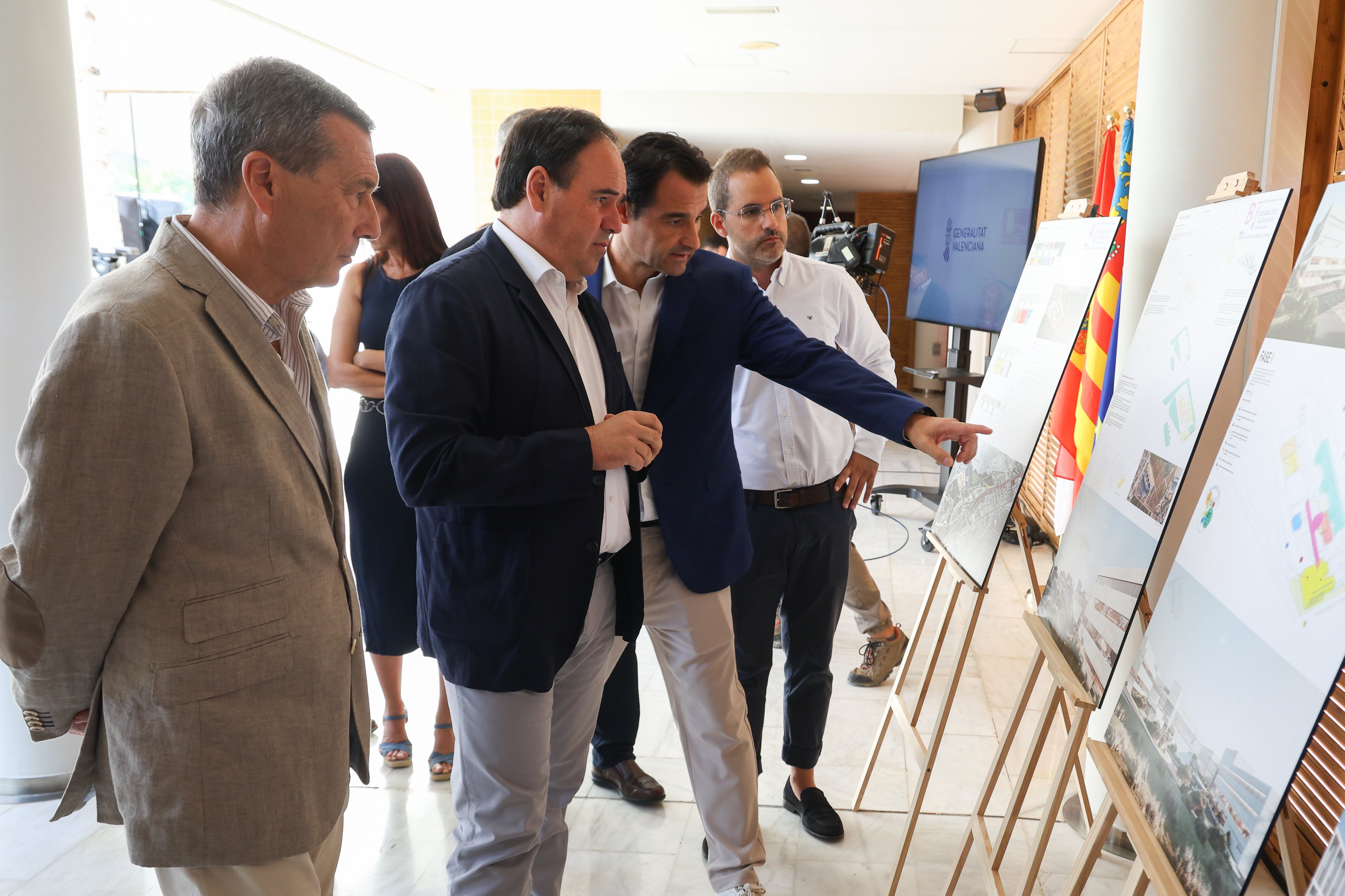 Pérez Llorca anuncia 175 millones para ampliar el Hospital de Torrevieja con la incorporación de más de 650 profesionales Pérez Llorca anuncia 175 millones para ampliar el Hospital de Torrevieja con la incorporación de más de 650 profesionales