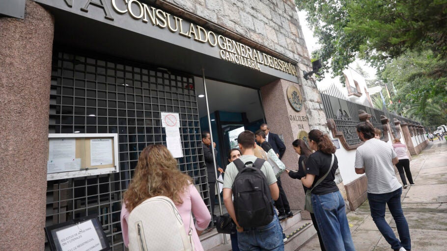 Personas hacen fila para realizar tr&aacute;mites en la Embajada de Espa&ntilde;a en la Ciudad de M&eacute;xico (M&eacute;xico).