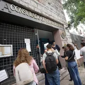 Personas hacen fila para realizar trámites en la Embajada de España en la Ciudad de México (México). Personas hacen fila para realizar trámites en la Embajada de España en la Ciudad de México (México).