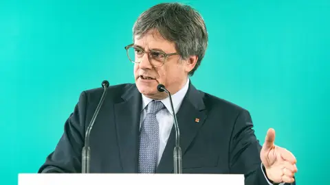 El presidente de Junts per Catalunya, Carles Puigdemont (C), ofrece declaraciones a los medios, a 24 de enero de 2026, en Perpiñán (Francia). El presidente de Junts per Catalunya, Carles Puigdemont (C), ofrece declaraciones a los medios, a 24 de enero de 2026, en Perpiñán (Francia).