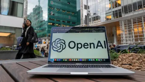 Fotografía de archivo de un ordenador con el logo de OpenAI Fotografía de archivo de un ordenador con el logo de OpenAI