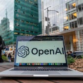 Fotografía de archivo de un ordenador con el logo de OpenAI