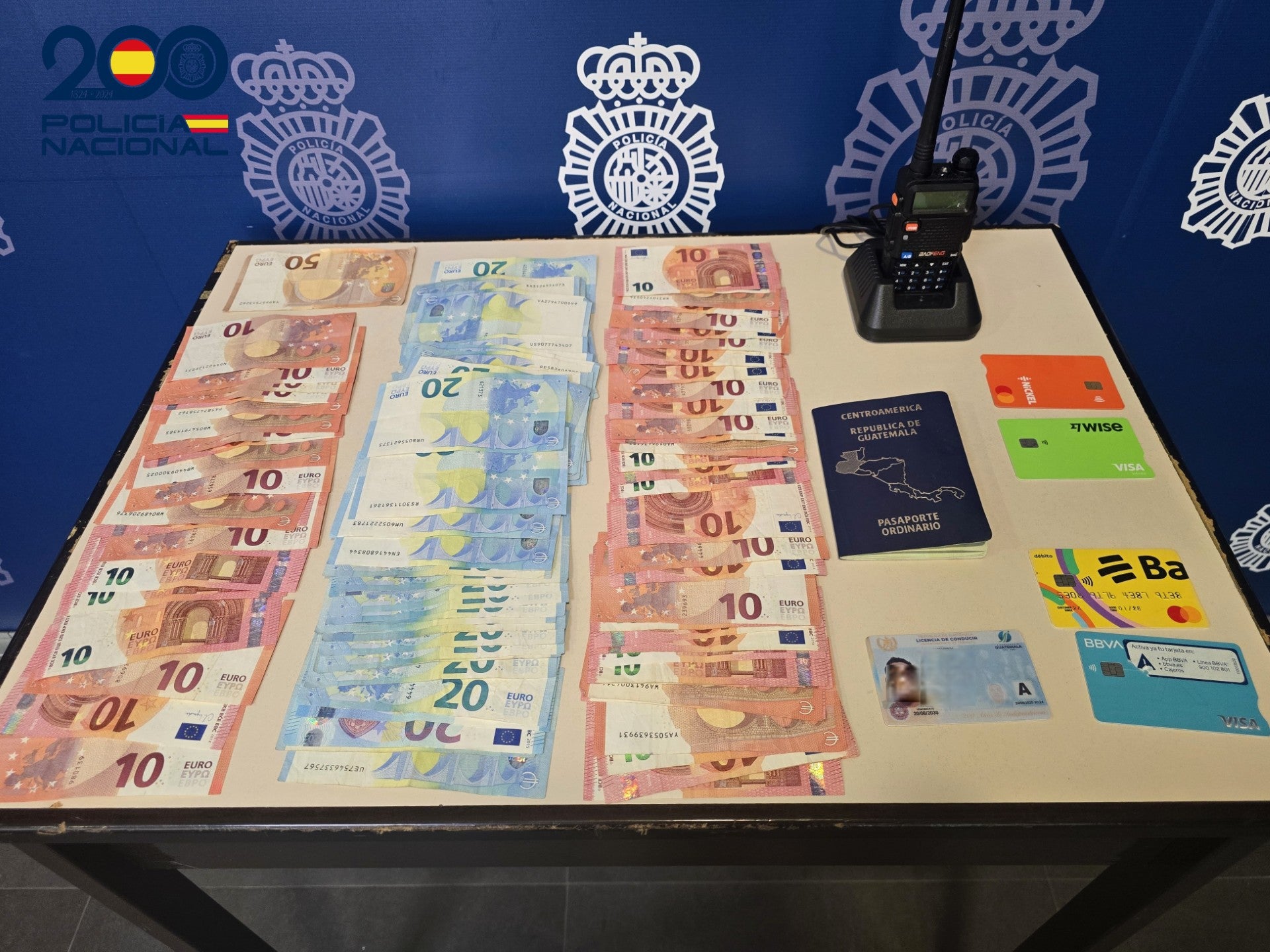 La Policía Nacional detiene en Alicante a cuatro integrantes de un grupo criminal responsable del robo de 50.000 euros en Sevilla La Policía Nacional detiene en Alicante a cuatro integrantes de un grupo criminal responsable del robo de 50.000 euros en Sevilla