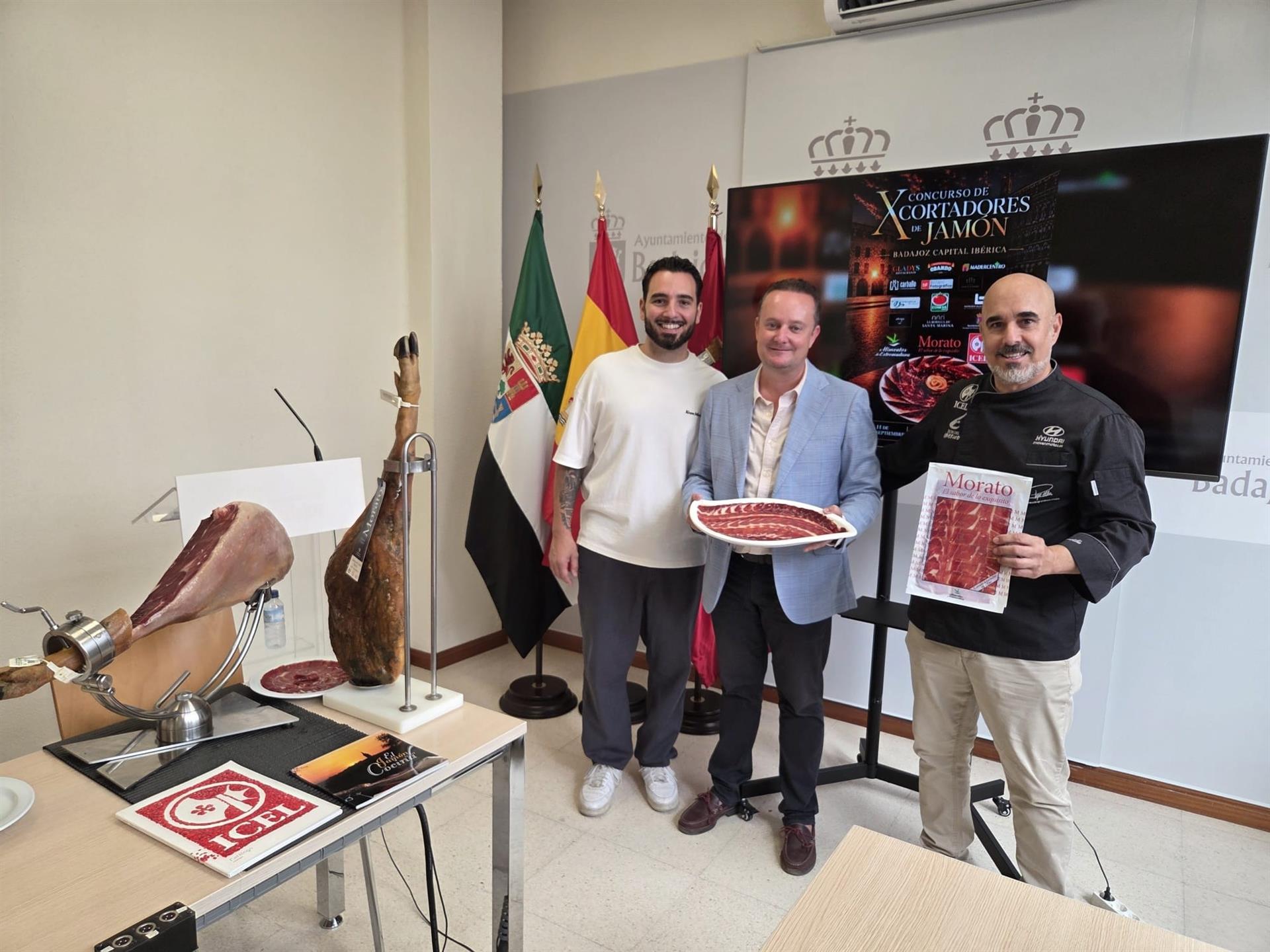 El Concurso de Cortadores de Jamón de Badajoz se disputa este viernes en la Plaza Alta con seis participantes El Concurso de Cortadores de Jamón de Badajoz se disputa este viernes en la Plaza Alta con seis participantes