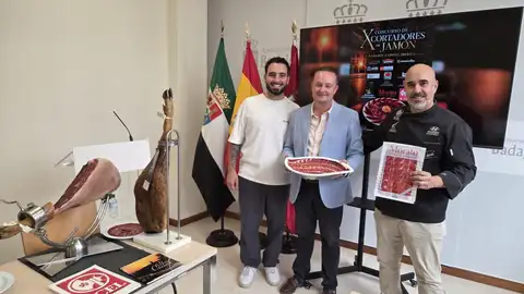 El Concurso de Cortadores de Jamón de Badajoz se disputa este viernes en la Plaza Alta con seis participantes El Concurso de Cortadores de Jamón de Badajoz se disputa este viernes en la Plaza Alta con seis participantes