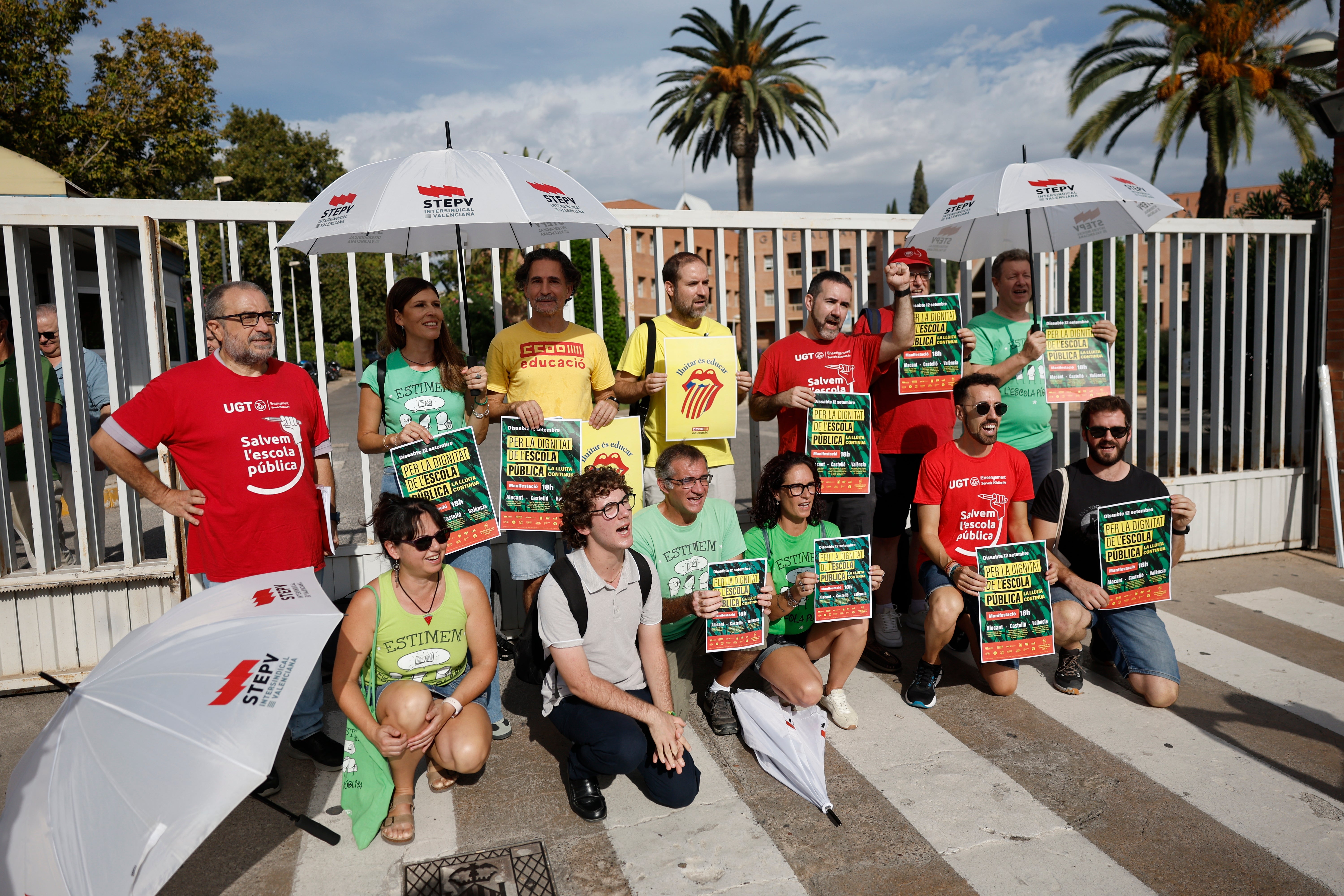 Docentes y familias vuelven a salir a la calle en la Comunitat Valenciana para defender "una enseñanza digna" Docentes y familias vuelven a salir a la calle en la Comunitat Valenciana para defender "una enseñanza digna"
